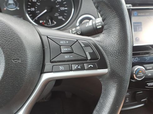 Used 2017 Nissan Rogue SV AWD/4WD image 18
