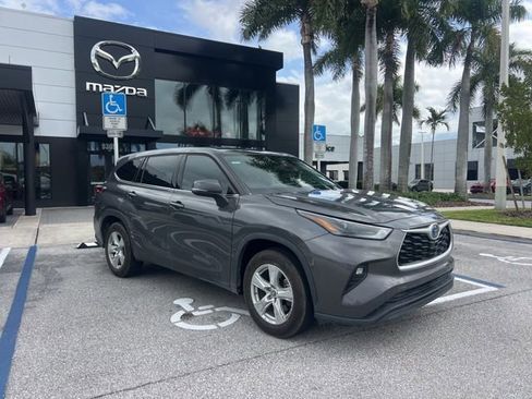 Used 2022 Toyota Highlander LE image 5