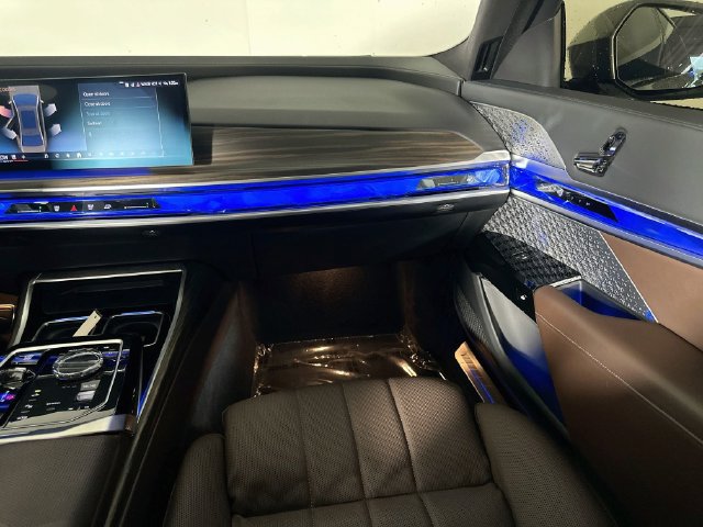 Used 2024 BMW 760i xDrive w/ Executive Package AWD/4WD image 23