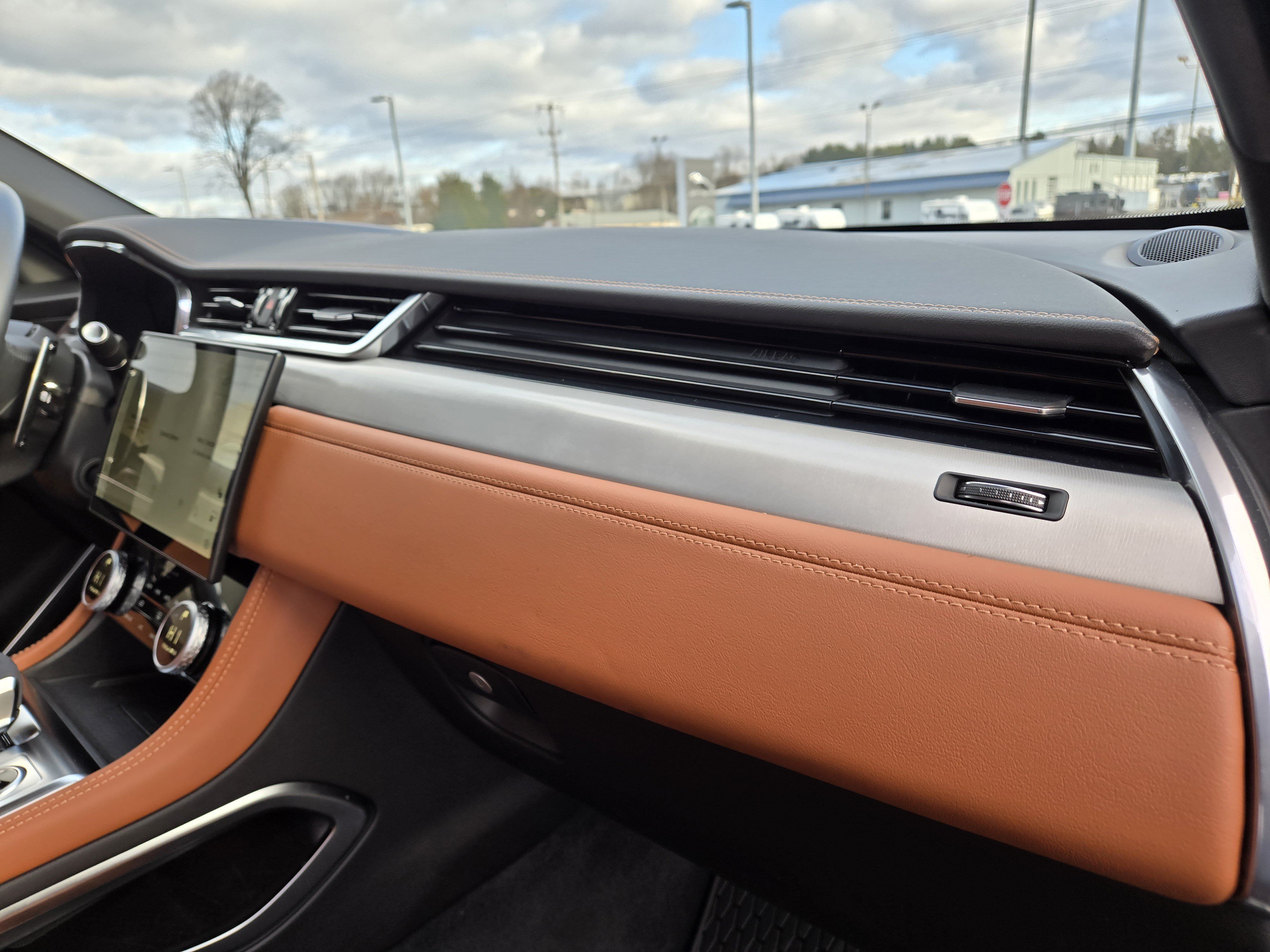 Certified 2026 Jaguar F-PACE R-Dynamic S AWD/4WD image 17