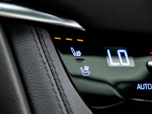 Certified 2026 Cadillac XT5 Sportv w/ LPO, Onyx Lite Package AWD/4WD image 33