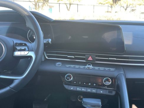 Used 2025 Hyundai Elantra SEL image 17