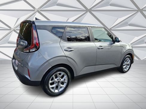 Used 2023 Kia Soul LX w/ LX Technology Package image 11