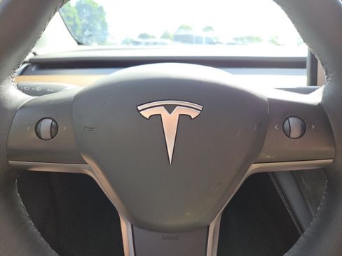 Used 2024 Tesla Model Y Long Range AWD/4WD image 33