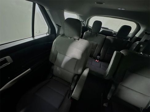 Used 2022 Ford Explorer XLT image 12