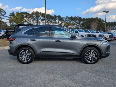 Certified 2025 Ford Escape SE image 4