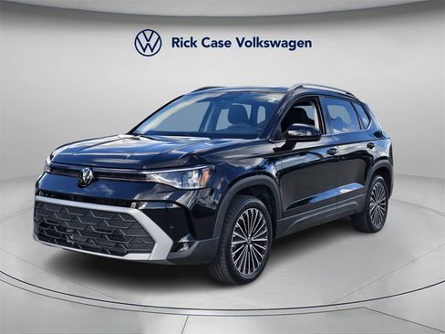 Certified 2025 Volkswagen Taos SE w/ Panoramic Sunroof Package image 8