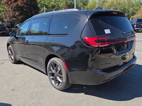 New 2026 Chrysler Pacifica Limited w/ S Appearance Package image 8