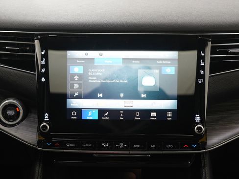 Used 2023 Jeep Wagoneer L Series II w/ Premium Group I image 16