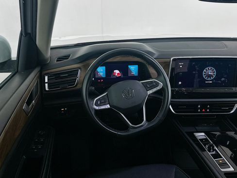 Used 2024 Volkswagen Atlas SE image 18