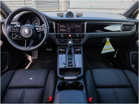 Certified 2025 Porsche Macan image 24