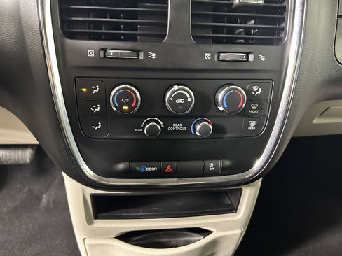 Used 2020 Dodge Grand Caravan SE w/ UConnect Hands-Free Group FWD image 20