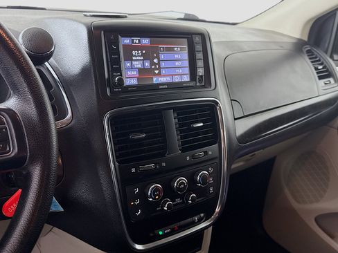 Used 2019 Dodge Grand Caravan SE w/ UConnect Hands-Free Group image 18
