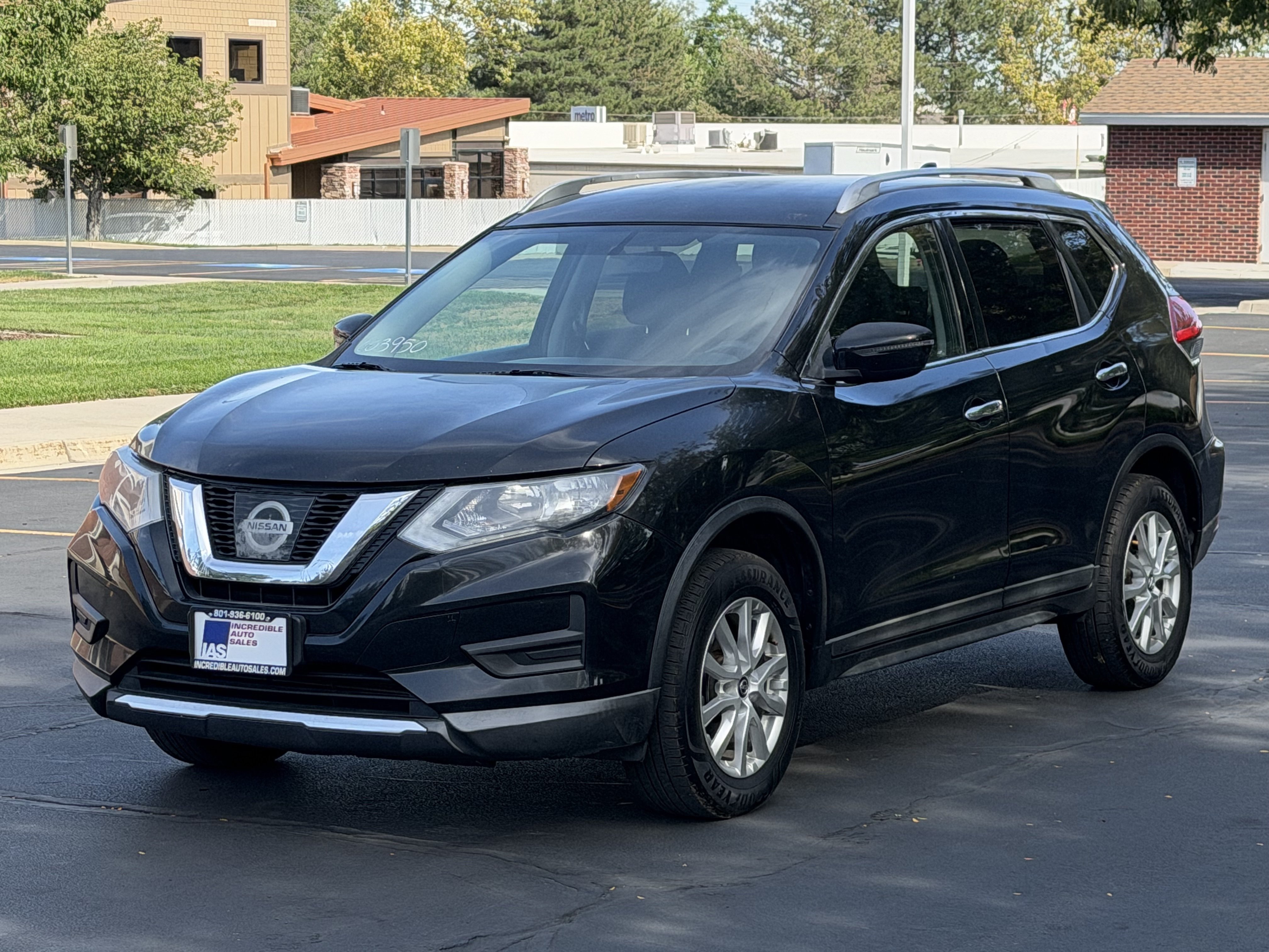 Used 2017 Nissan Rogue SV AWD/4WD image 2