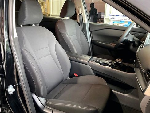 Used 2024 Nissan Rogue S image 23