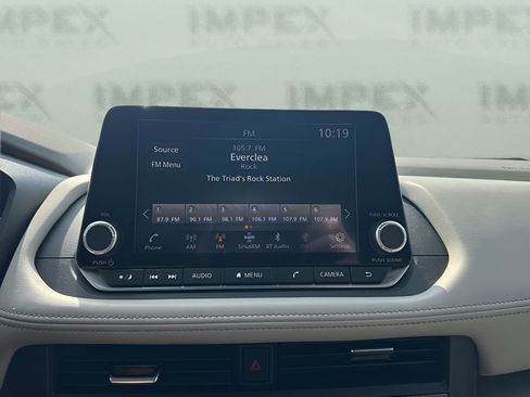 Used 2025 Nissan Rogue SV image 17