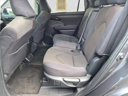 Used 2024 Toyota Highlander LE FWD image 16