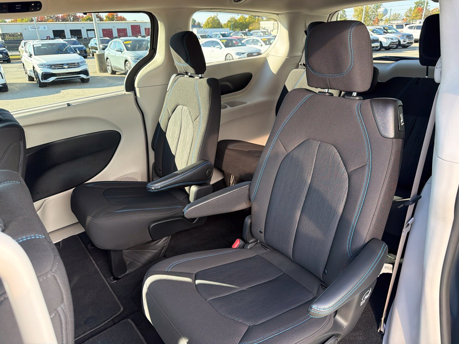 Used 2021 Chrysler Pacifica Touring w/ Cold Weather Group FWD image 39