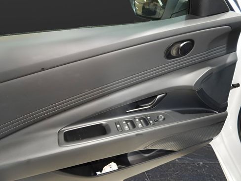Used 2025 Hyundai Elantra Sport image 13