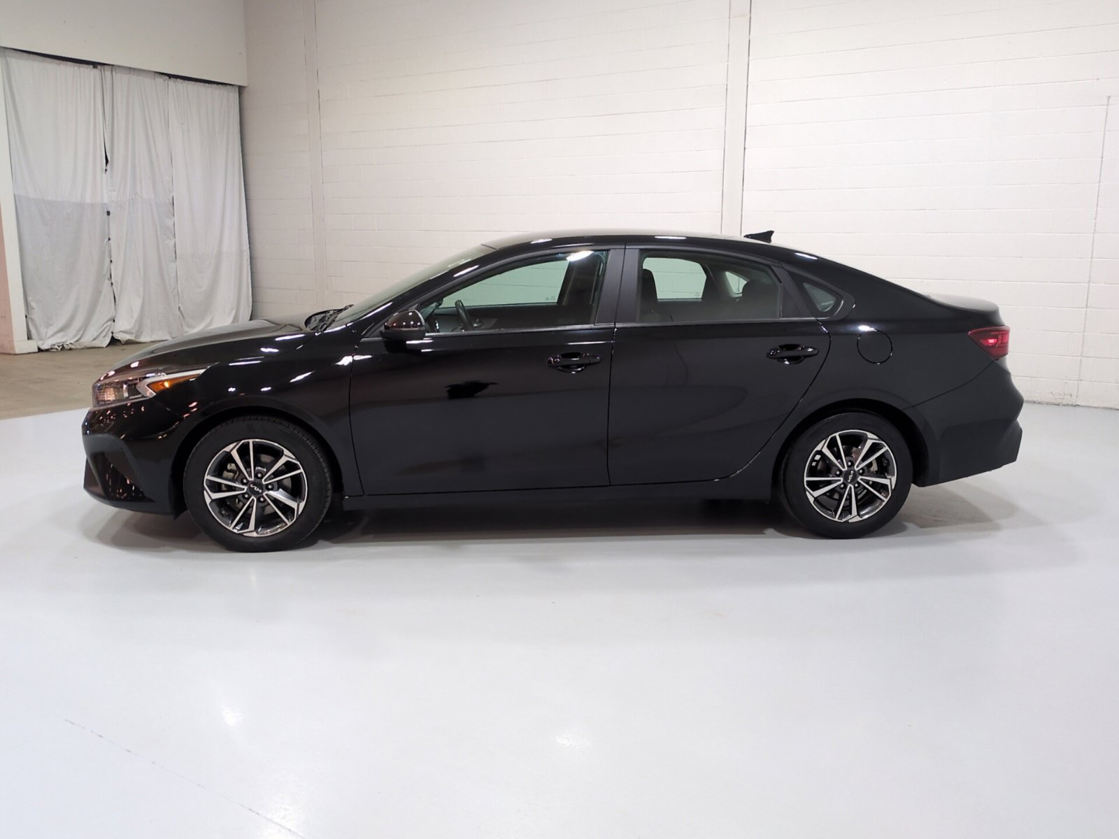Used 2023 Kia Forte LXS w/ LXS Technology Package FWD image 6