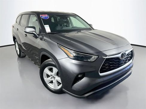 Used 2025 Toyota Highlander LE FWD image 2