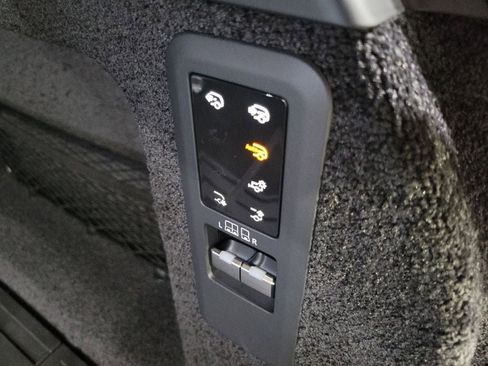 New 2025 Land Rover Range Rover SE image 30