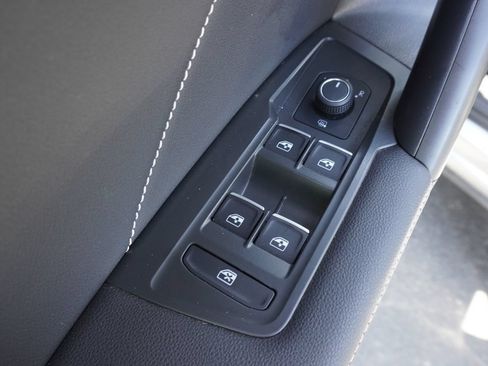 Used 2022 Volkswagen Tiguan SE FWD image 16