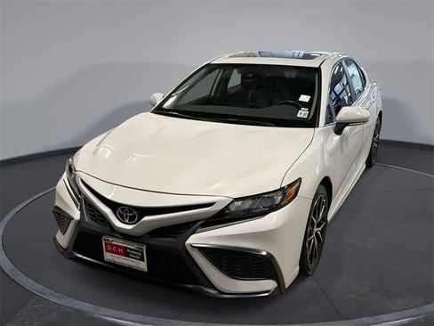 Used 2023 Toyota Camry SE image 1