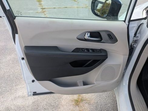 Used 2024 Chrysler Pacifica Touring-L FWD image 11