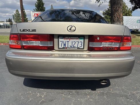 Used 2000 Lexus ES 330 FWD image 9