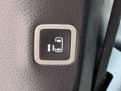 Used 2025 Chrysler Pacifica Limited FWD image 31