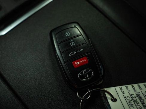 Used 2024 Toyota Highlander LE image 24