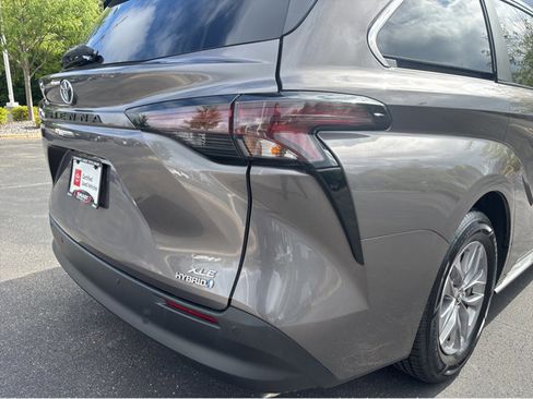 Used 2024 Toyota Sienna XLE image 22