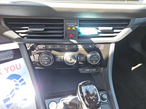 Used 2024 Volkswagen Jetta SE FWD image 19