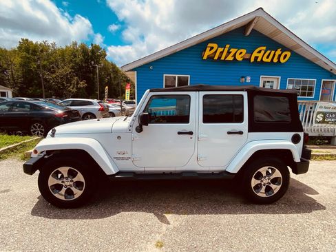 Used 2016 Jeep Wrangler Unlimited Sahara w/ Dual Top Group AWD/4WD image 3