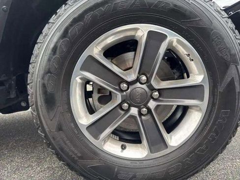 Used 2022 Jeep Wrangler Unlimited Sahara w/ Cold Weather Group image 19