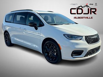 New 2026 Chrysler Pacifica Limited w/ S Appearance Package