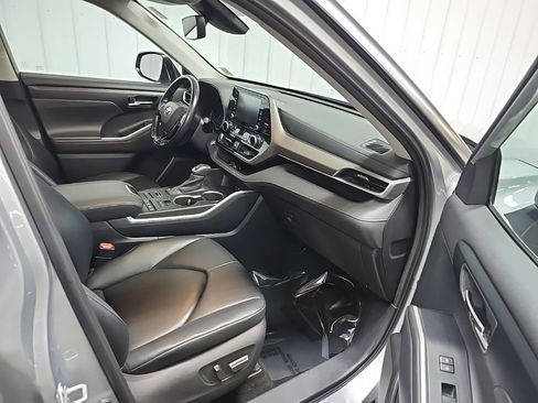 Used 2020 Toyota Highlander XLE AWD/4WD image 18