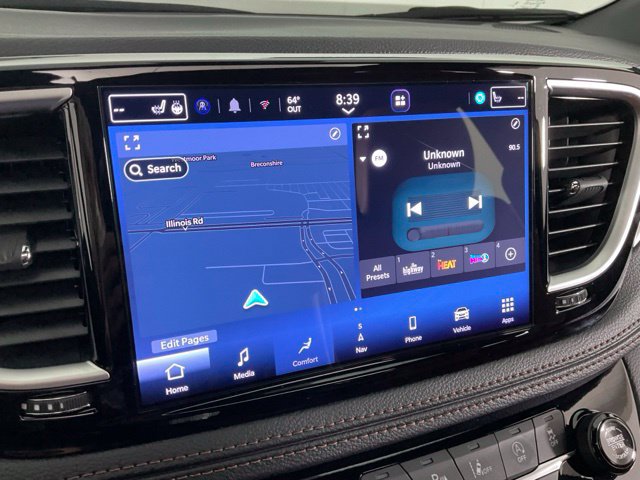Used 2025 Chrysler Pacifica Pinnacle w/ Trailer Tow Group FWD image 13