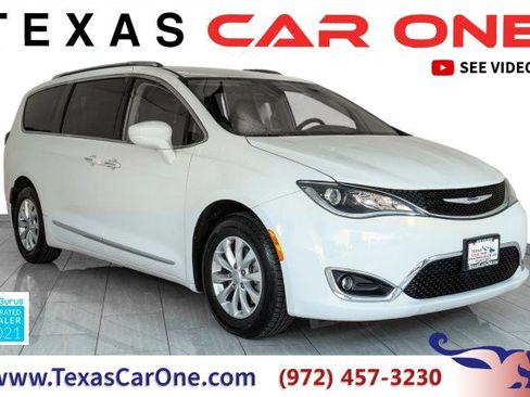 Used 2018 Chrysler Pacifica Touring-L image 1