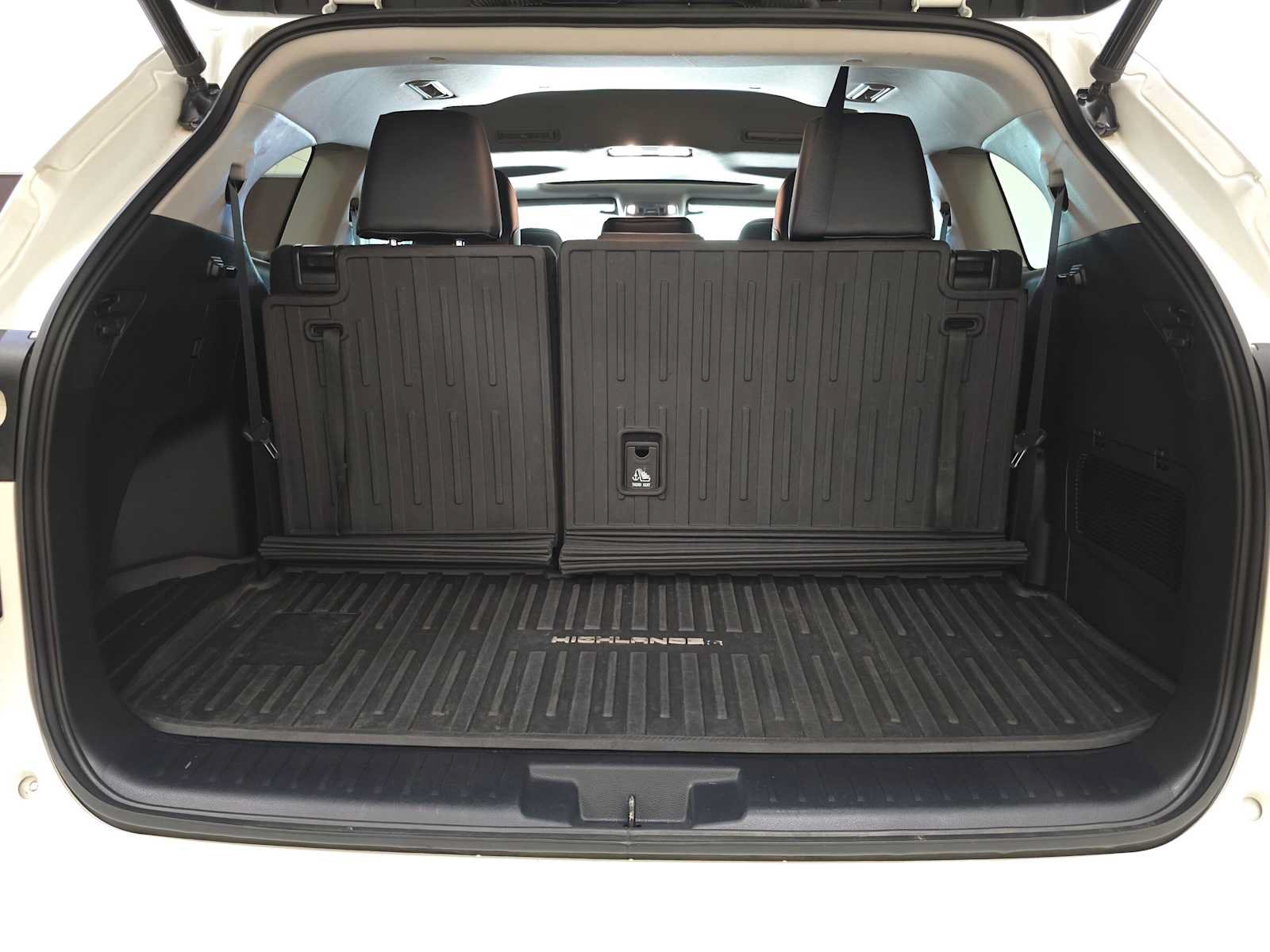 Used 2020 Toyota Highlander XLE AWD/4WD image 30