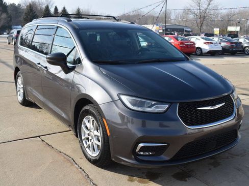 Used 2022 Chrysler Pacifica Touring-L FWD image 1