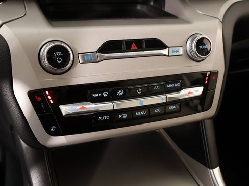 Used 2023 Ford Explorer XLT w/ Equipment Group 202A image 7