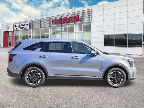 Used 2024 Kia Sorento S image 3