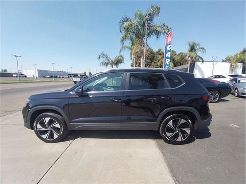 Used 2025 Volkswagen Taos SE AWD/4WD image 9