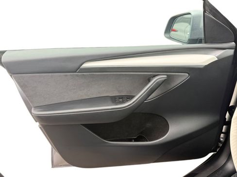 Used 2024 Tesla Model Y 2WD image 17