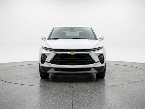 Used 2025 Chevrolet Blazer LT FWD image 2