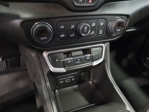 Used 2022 GMC Terrain SLT w/ Infotainment Package II AWD/4WD image 28