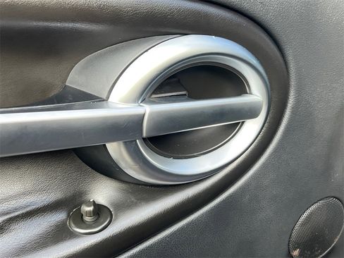 Used 2004 Chevrolet SSR w/ Preferred Equipment Group image 17