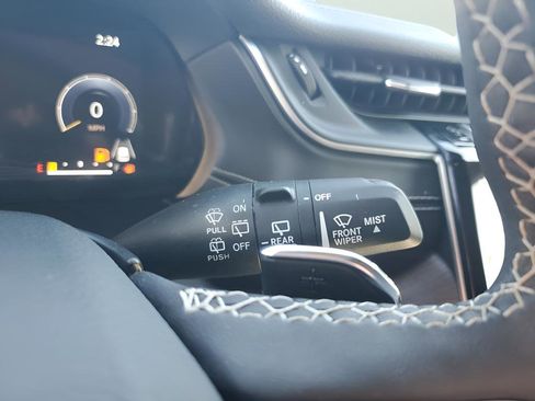 Used 2024 Jeep Grand Cherokee Limited image 35